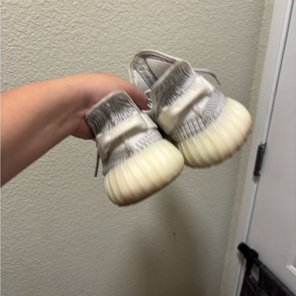 Yeezy Boost 350 V2 in Gray and Cream - Picture 8 of 9
